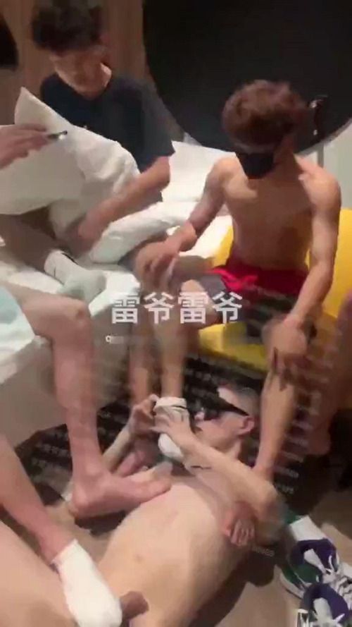 雷爷带朋友一起玩弄狗奴同时被多人调教狗奴快感加倍 上集 Asian Gay Porn